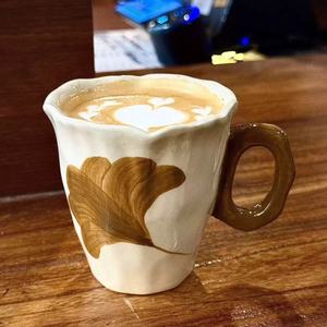 Taza de Café de Cerámica Pintada a Mano con Diseño de Hoja de Ginkgo, Asa Marrón, Estilo Vintage, Capacidad de 201-300 ml, Reutilizable - Product Image 2