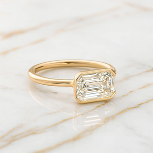 Bague de fiançailles en or massif 14 carats avec diamant de laboratoire de taille émeraude, 2,00 carats, taille est-ouest, sertie en bélière, certifiée IGI - Product Image 1