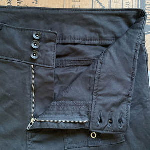 กางเกงขาบานทรงโกธิคพังก์สีดำ รุ่นร้อยเชือกผูกข้อเท้า ซิปข้าง สำหรับผู้หญิง ขายส่งจากโรงงาน ปี 2026 - Product Image 4