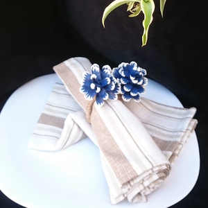 Charmant anneau de serviette en jute à fleurs bleues pour une mise en scène de table élégante, décoration de la salle à manger et des événements festifs en provenance d'Inde - Product Image 1