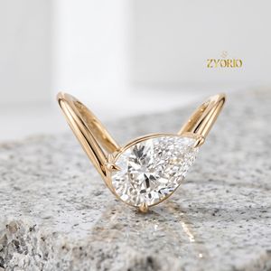 แหวนเงินแท้ 925 ประดับเพชรทรงสามเหลี่ยม ทรงหยดน้ำ และทรงกลม ดีไซน์รูปตัววี เรียบหรู สไตล์มินิมอล เหมาะสำหรับเป็นแหวนแทนใจ - Product Image 2