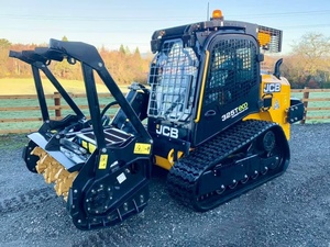 Chargeuse compacte forestière haute puissance JCB 325T avec broyeur forestier, broyeur de souches et grappin à broussailles pour le défrichement - Product Image 6