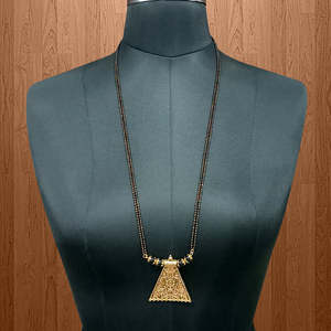 Kriaa Fine Chokers Collier 1503033 Perles Noires avec Plaqué Or Mangalsutra - Product Image 1