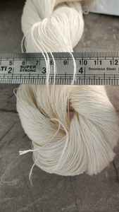 Hilos de lino 100% naturales hechos a medida adecuados para teñir disponibles en madejas de 100 gramos para tiendas de hilo y fibra para reventa - Product Image 2