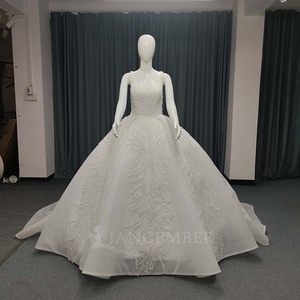 ANY190 Vestido de Novia Moderno Color Marfil con Lentejuelas, Bordado Floral de Encaje, Apliques de Cristal, Ecológico, con Cola Larga Tipo Capilla - Product Image 1
