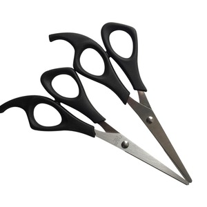 Ciseaux de coupe de cheveux confortables pour barbier, couleur noire, poignée en plastique, ciseaux professionnels à pointe émoussée - Product Image 1