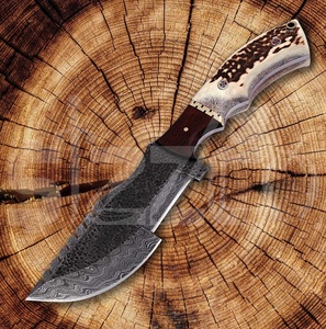 Magnifique couteau tracker artisanal en acier Damas avec manche en bois de cerf - Couteau de chasse et de survie à lame fixe - Étui de transport horizontal - Product Image 5