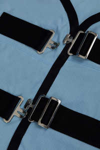 La alfombra de malla está hecha de material refrigerante que ofrece ventilación en días calurosos. Piel sintética suave a la cruz y forro en - Product Image 6