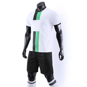 Ensemble de maillots de football personnalisés, fabricant OEM en gros, fournisseur d'uniformes de football, production en vrac, tissu respirant et léger - Product Image 4