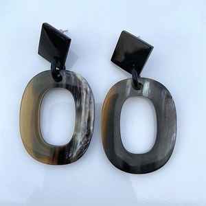 Boucles d'oreilles en corne de vache faites à la main pour femmes, style vintage à la mode, motifs naturels, design classique, forme de goutte, personnalisable - Product Image 1