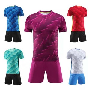 ชุดเสื้อฟุตบอลและกางเกงขาสั้นผู้ชายแบบกำหนดเอง สีขาวน้ำเงิน ลายเรขาคณิต เบอร์ 9 พิมพ์ลายแบบ Sublimation ผ้าโพลีเอสเตอร์ 100% ระบายเหงื่อได้ดี - Product Image 3