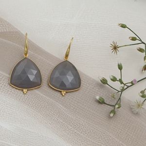 Pendientes elegantes Dua, piedra lunar gris, trillón de gota, hechos a mano, Latón chapado en oro de 18K, estilo moderno para bodas - Product Image 1