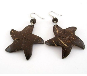 Pendientes de concha de coco minimalistas, hechos a mano y sostenibles para un aspecto natural diario - Product Image 1