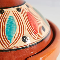 Tajine marocain artisanal écologique pour deux personnes, petit modèle traditionnel en argile, compatible avec cuisinière à gaz et couvercle.