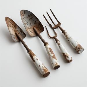 Ensemble d'outils de plantation en fer vintage en vernis patiné fait à la main conçu pour combiner la fonction de jardinage avec la décoration rustique - Product Image 3