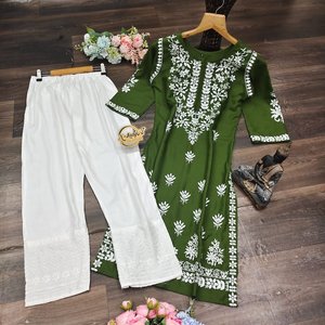 Hermoso Salwar Kameez de Algodón Bordado, Diseño Indio, Ropa Festiva para Fiestas, Kurta Recta con Pantalón, Conjunto Listo para Usar - Product Image 4