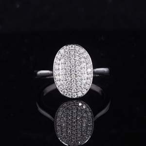 Anillo de Compromiso RITZIN para Mujer con Diamante de Laboratorio Redondo y Elegante en Oro Blanco de 14k con Banda de Oro - Product Image 2