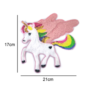 Patch brodé en tissu avec paillettes en fausse fourrure de licorne 3D exquis à coudre - Product Image 2