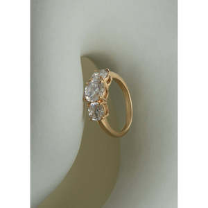Anillo Geométrico de Oro de 10k Hecho a Mano por Vasquez con Diamantes y Granates, con Baño de Rodio, Certificado GRS, para Compromiso - Product Image 4