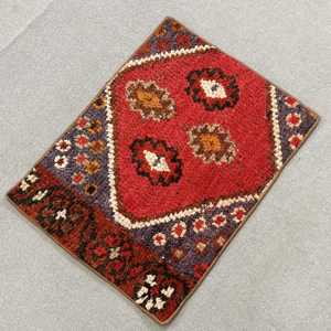 Petit tapis turc 1,6 x 2,1 pieds, tapis vintage, tapis rouge uni - Product Image 2