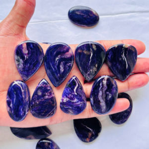 Piedra preciosa suelta de cabujón de Charoite Natural 100% de alta calidad de forma y tamaño mixtos para la fabricación de joyas-Venta al por mayor - Product Image 2