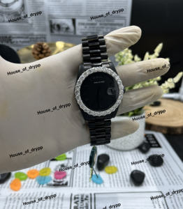 นาฬิกาข้อมือแฟชั่นดีไซน์หรูหรา ขอบหน้าปัดสีดำ สแตนเลสสตีล ประดับเพชรโมอิสซาไนต์ - Product Image 3