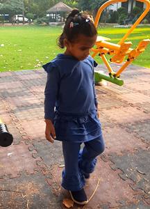 Conjunto de Sudadera con capucha y mallas a juego con volante en la cintura y el tobillo disponible en tela de algodón suave en color azul para niñas - Product Image 4