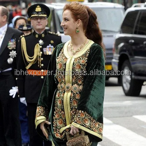 UAE Royal Family Frauen Green Velvet Long und Loose Kaftan mit Spitze und Heavy Stone Work Design mit Gürtel