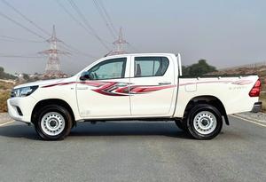 Toyota Hilux GL 2.7L 4WD |   2023 |   Automatique |   Double cabine |   Blanc - Product Image 5
