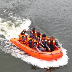 Bateau de sauvetage en plastique rotomoulé HDPE, capacité 8-10 personnes - Équipé d'un espace de rangement pour réservoir de carburant - Product Image 1