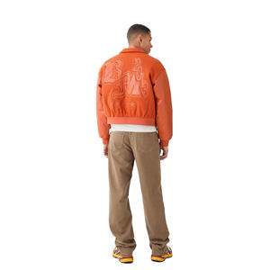 Chaqueta Universitaria de Béisbol para Hombre de Alta Calidad, Fabricada por OEM, Chaqueta de Cuero PU con Bordado Chenille Personalizado para Invierno - Product Image 2