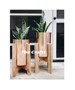 Jardinières au design moderne de trois tailles différentes avec support en bois dans des pots en fer pour la décoration de la maison et du jardin - Product Image 2