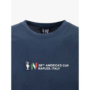 T-Shirt America's Cup 38 Road to Napoli Blu Navy in Jersey Modal Traspirante Stile Corduroy Aderente con Loghi e Motivo a Lettere - Product Image 3