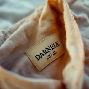 Etiqueta de Tafetán Impresa Personalizada de 1.5x2 Pulgadas, Diseño en Blanco para Uso en Prendas, Rectangular, Técnica de Tejido por Transferencia de Calor en el Centro - Product Image 1