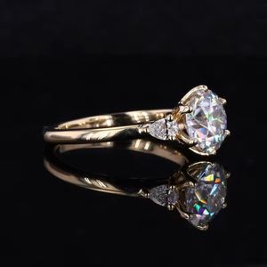 Shivpath แหวนหมั้นเพชรมอยซาไนต์ทรงกลมที่ยอดเยี่ยมพร้อมลูกแพร์ด้านข้างแหวนสามชิ้นสเตอร์ลิง925 - Product Image 2