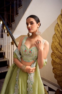 Lehenga choli ชุดแต่งกายสำหรับงานรื่นเริงและแต่งงานสีชมพูคุณภาพสูงแบบปักสำหรับงานเลี้ยงและงานแต่งงาน - Product Image 2