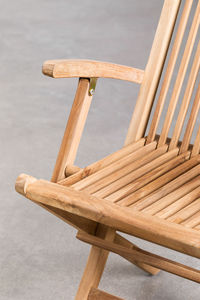 Fauteuils pliants Rucela en teck massif de haute qualité avec finition naturelle pour usage extérieur. - Product Image 5