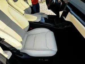 Model S Plaid I Facelift 2 d'occasion 2023, faible kilométrage, automatique, toit ouvrant panoramique, feux LED, feux diurnes LED, 6 places, prêt à être expédié - Product Image 3