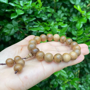 Fait à la main au Vietnam Luxe 100% Bracelets de perles en bois d'agar naturel et pur - Product Image 1
