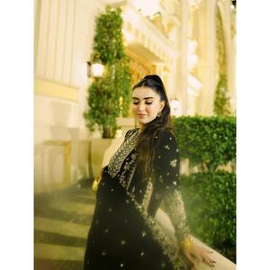 ชุดเดรสกำมะหยี่ดีไซเนอร์แบบ Salwar Kameez พร้อมผ้าคลุมไหล่ปักลายด้วยดิ้นและงานปักสำหรับผู้หญิง - แห้งเร็ว เหมาะสำหรับงานเลี้ยงตอนเย็นและงานแต่งงาน - Product Image 2