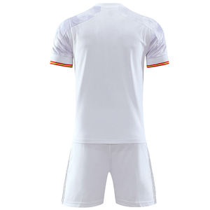 Conjunto de uniforme de fútbol elaborado con camiseta de fútbol transpirable y pantalones cortos de secado rápido que ofrecen comodidad y estilo moderno - Product Image 5