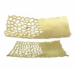 La superficie reflectante de un plato de metal captura la luz de forma hermosa, creando un centro de mesa cautivador para las cenas. - Product Image 3