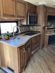 Camping-car F-l-e-e-t-w-o-od RV Pa-ce A-r-r-o-w 36U 2019 d'occasion en excellent état, haute performance, disponible à la vente - Product Image 4