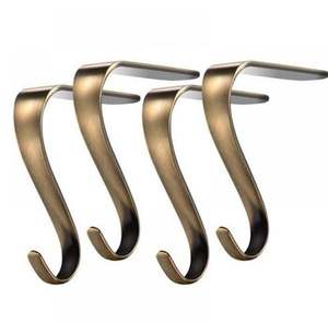 Soporte de pie dorado para medias en metal con acabado festivo, perfecto para Navidad y decoración del hogar, suministros de Navidad - Product Image 2