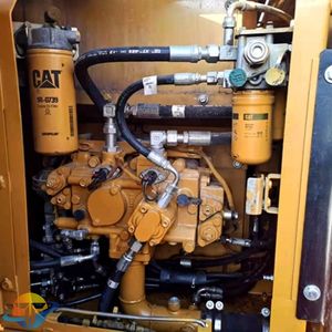 Vente flash : Excavatrice Caterpillar CAT313D d'occasion, poids opérationnel de 20 tonnes, prix bas, vannes hydrauliques Kawasaki, moteur, boîte de vitesses, pompe à engrenages - Product Image 3