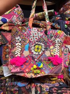 Bolso Tote Bohemio Bordado a Mano con Decoración de Conchas y Diseño de Parches con Pompones para Uso Diario de Mujeres, Forro de Algodón - Product Image 1