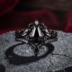 Ensemble de 2 bagues Jeulia Gothic Black Coffin Cut Raven pour soirée - Product Image 1