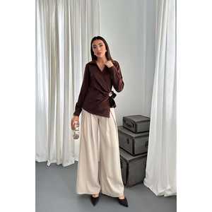 Chemise en satin marron pour femme avec détails boutonnés - Vente en gros de chemises et de blouses - Product Image 4