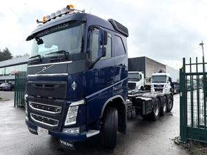Chasis Volvo FH 500 8x4 TRIDEM OCEAN RACE EDITION Euro6, Camión Volquete con Motor Diésel de Combustión Interna - Product Image 3