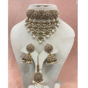 ชุดสร้อยคอเจ้าสาวพร้อมต่างหูและ Tikka สำหรับผู้หญิงสำหรับงานแต่งงานการออกแบบที่หรูหราแบบดั้งเดิมของหนัก kundan - Product Image 1